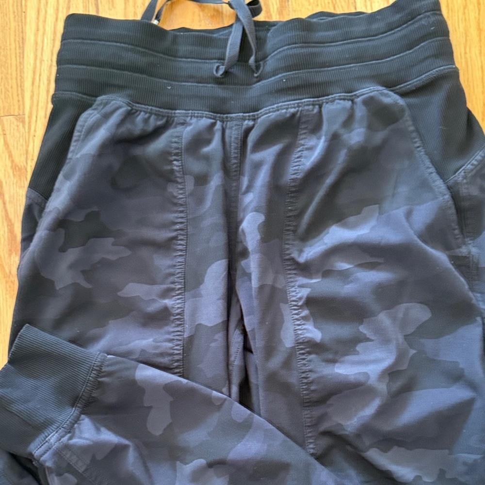 Lululemon sz 4 Dance Studio Mid Rise Black Camo Joggers great pre owned cond - Picture 3 of 6